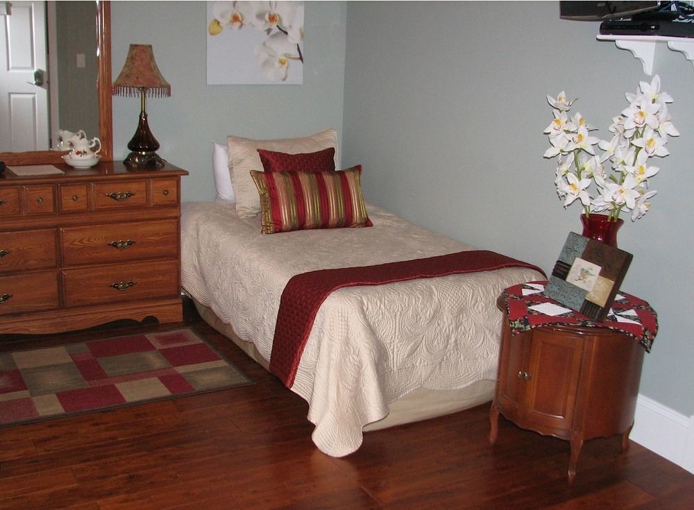 Chesterfield Inn Kelowna Bagian luar foto
