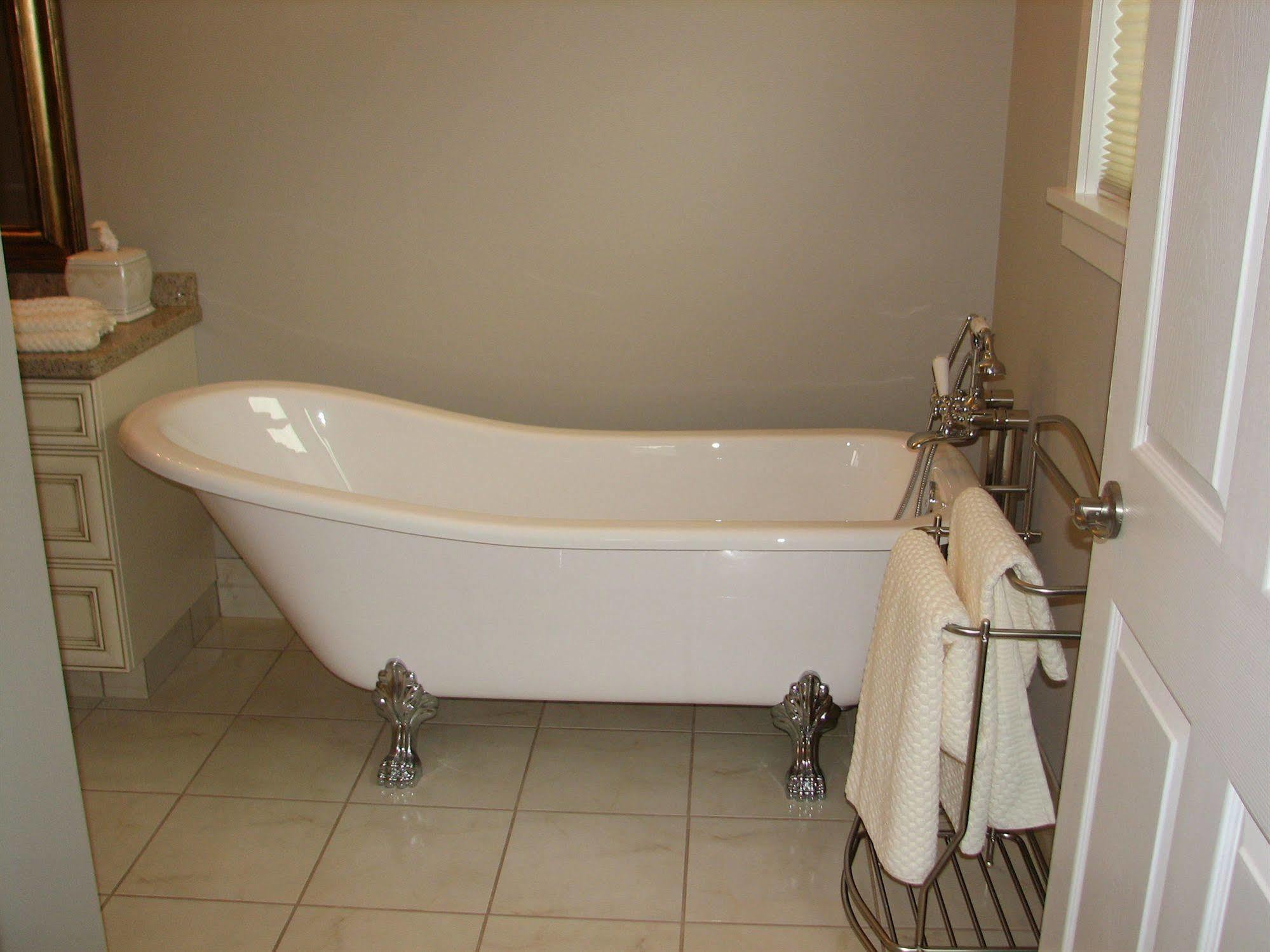 Chesterfield Inn Kelowna Bagian luar foto