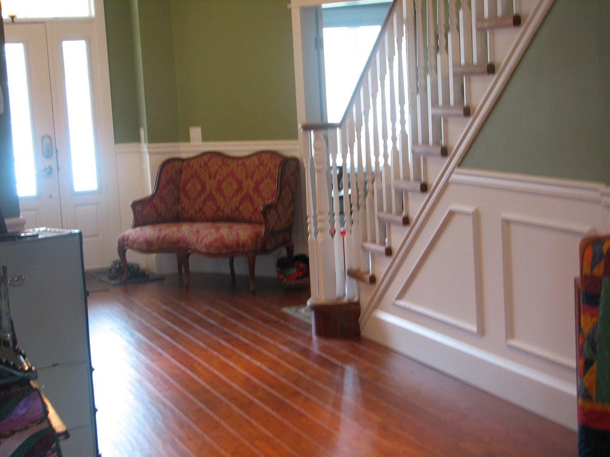 Chesterfield Inn Kelowna Bagian luar foto