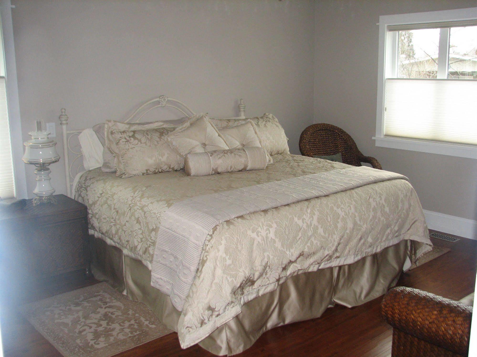 Chesterfield Inn Kelowna Bagian luar foto